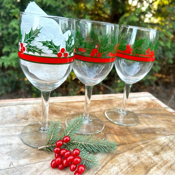 Vintage Christmas Libbey Holly And Berries Goblets, Set of 3 - Picture 7 of 7